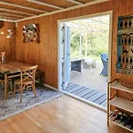 Idyllic Wooden House By Two Beaches Dom wakacyjny