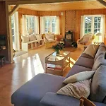 Dom wakacyjny Idyllic Wooden House By Two Beaches