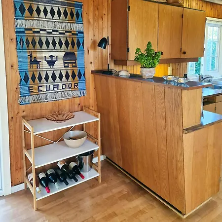 בית נופש Idyllic Wooden House By Two Beaches *