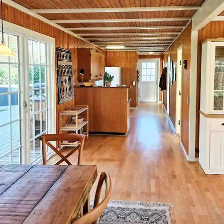 Authentic 1950s Wooden House By Two Beaches 度假居 *