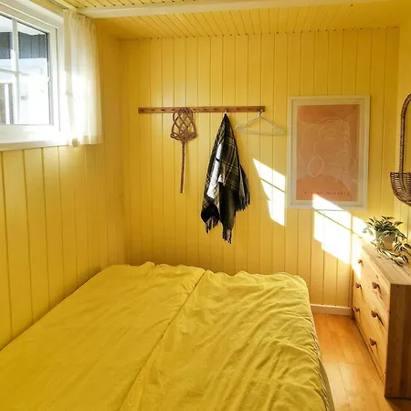 Idyllic Wooden House By Two Beaches בית נופש