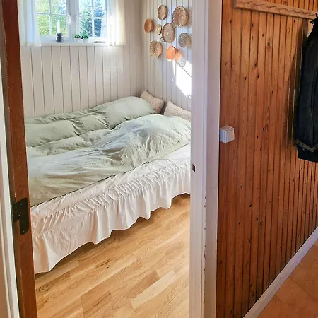 Idyllic Wooden House By Two Beaches בית נופש *