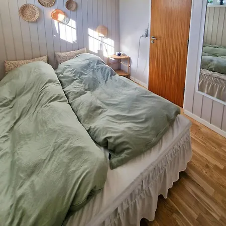 Idyllic Wooden House By Two Beaches בית נופש *