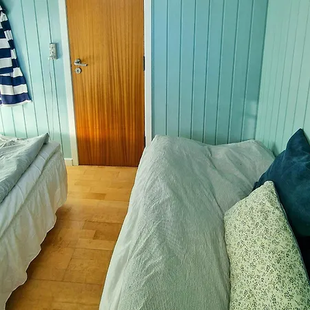 בית נופש Idyllic Wooden House By Two Beaches