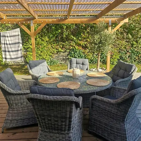 Authentic 1950s Wooden House By Two Beaches 度假居 *