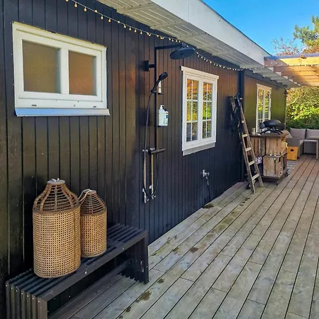 Idyllic Wooden House By Two Beaches Dom wakacyjny